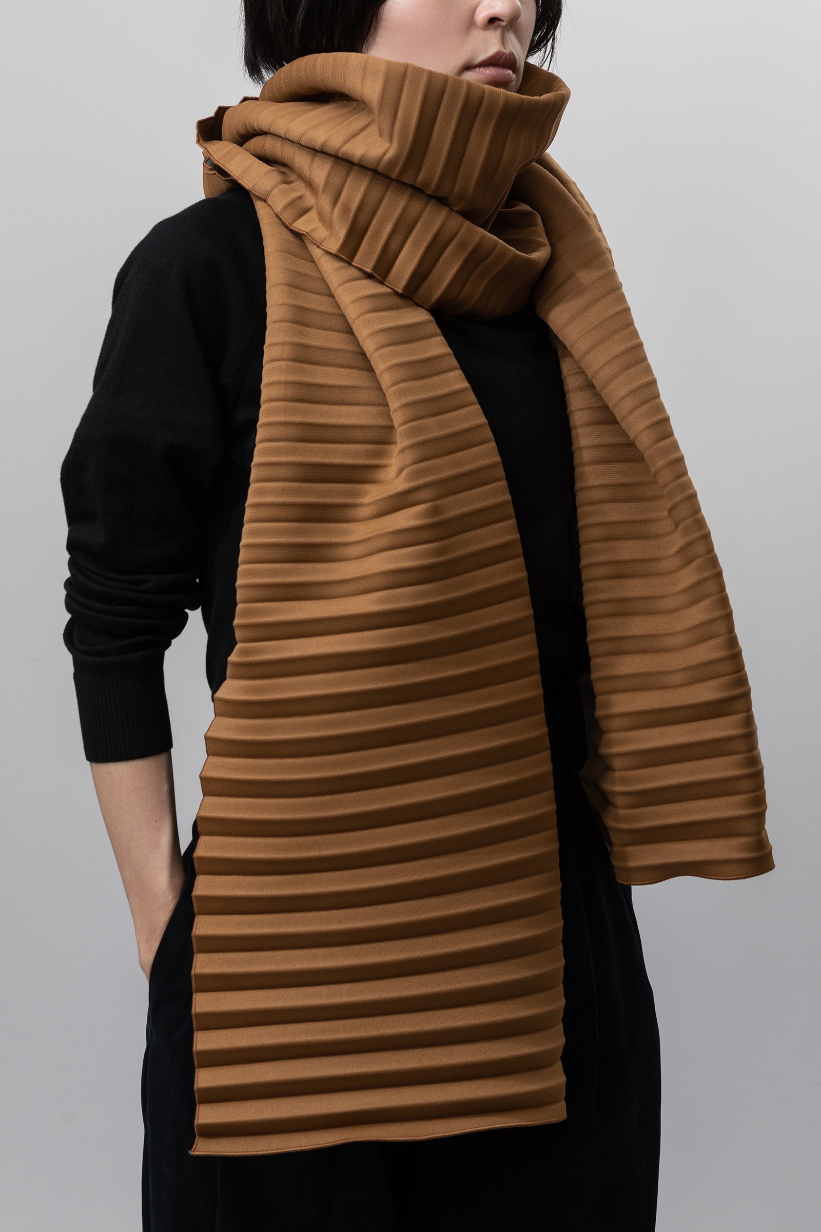 01-04 PARALLEL PLEATS SCARF