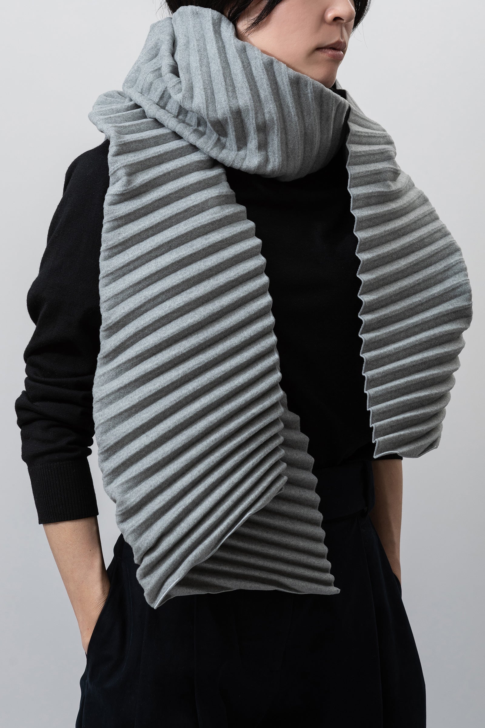 01-03 SLOPE PLEATS SCARF