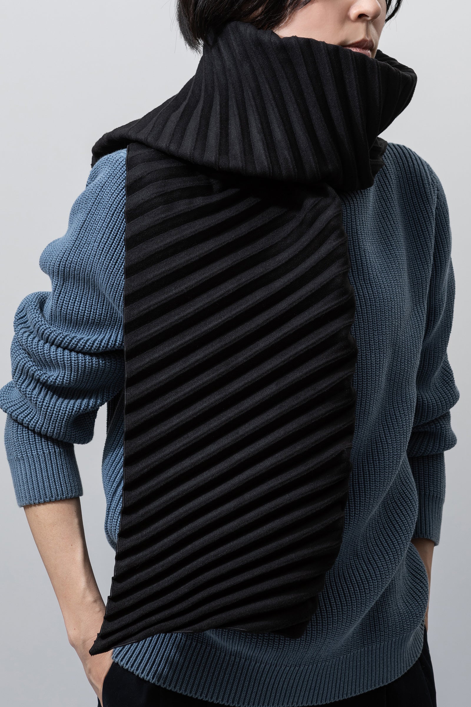 01-03 SLOPE PLEATS SCARF