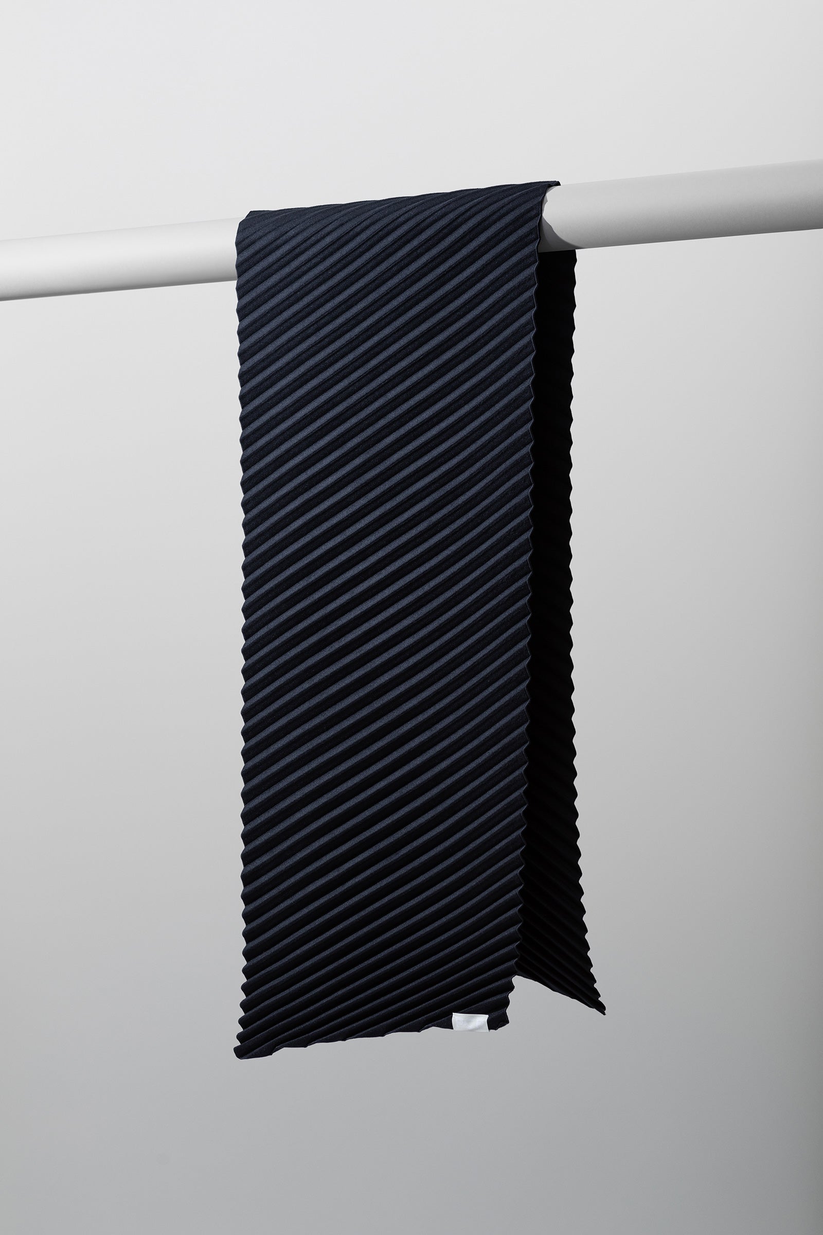 01-03 SLOPE PLEATS SCARF